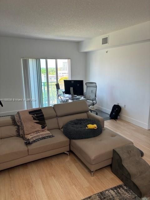 Active With Contract: $2,350 (1 beds, 1 baths, 753 Square Feet)