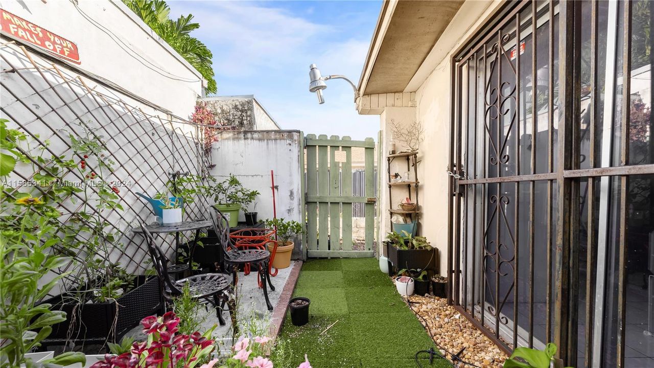 Recently Sold: $370,000 (3 beds, 2 baths, 1120 Square Feet)