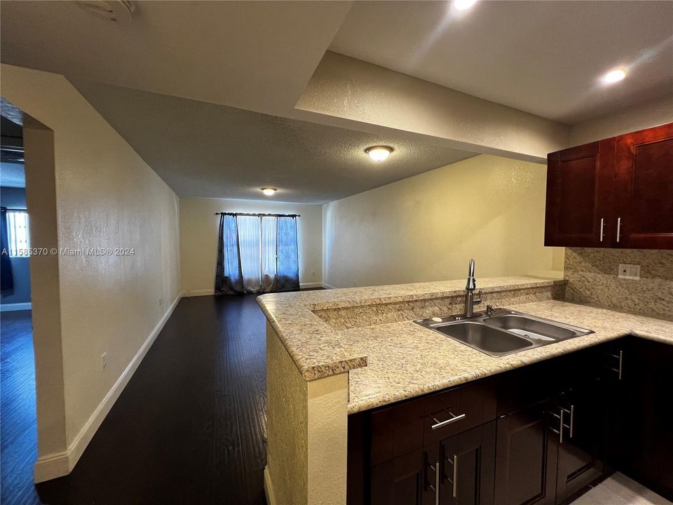 Active With Contract: $2,099 (2 beds, 1 baths, 834 Square Feet)