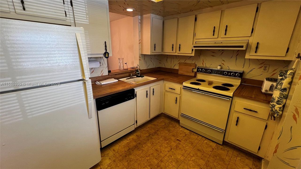 For Sale: $130,000 (2 beds, 2 baths, 1000 Square Feet)