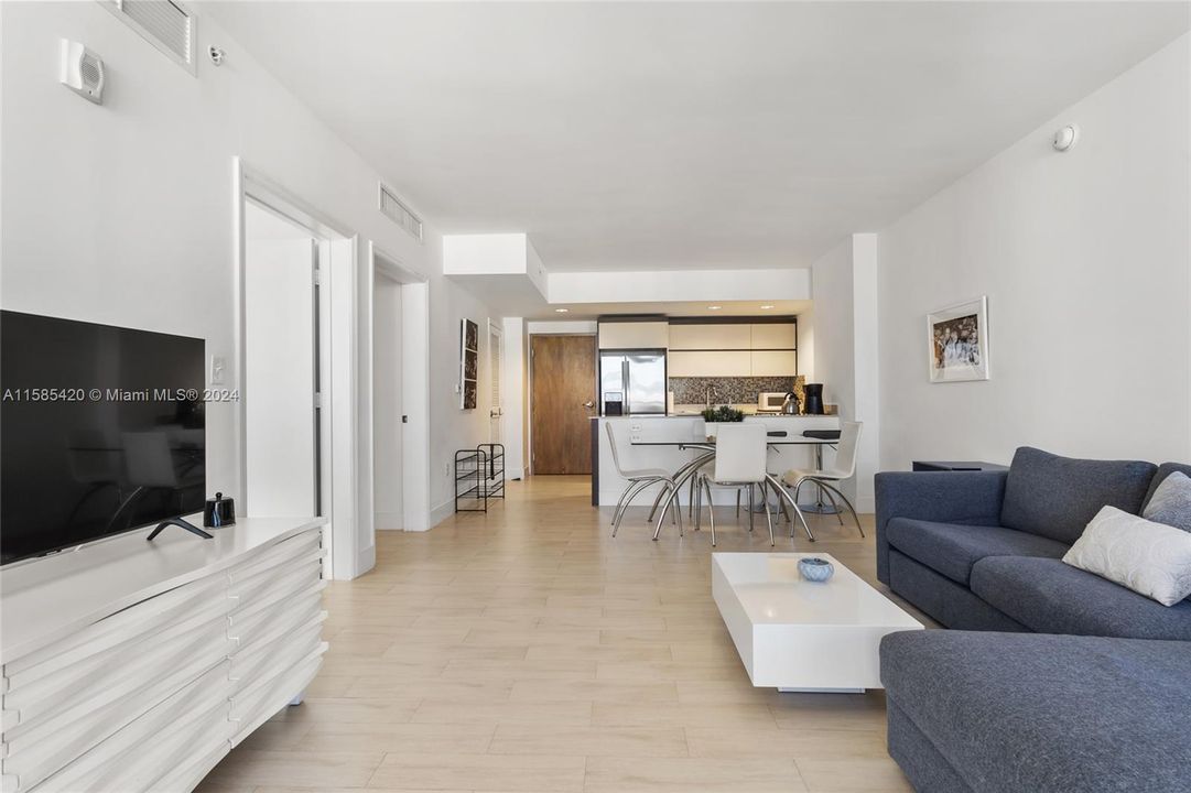 For Sale: $553,000 (1 beds, 1 baths, 766 Square Feet)