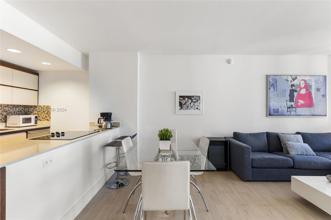 For Sale: $553,000 (1 beds, 1 baths, 766 Square Feet)
