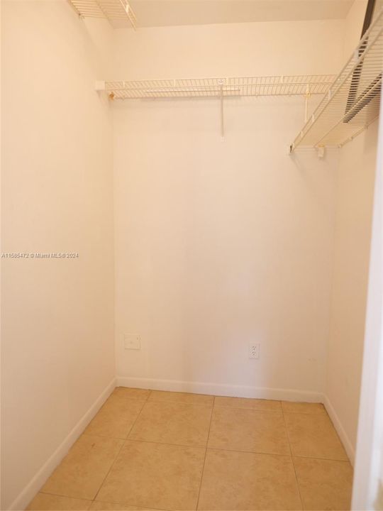 Active With Contract: $1,799 (1 beds, 1 baths, 808 Square Feet)