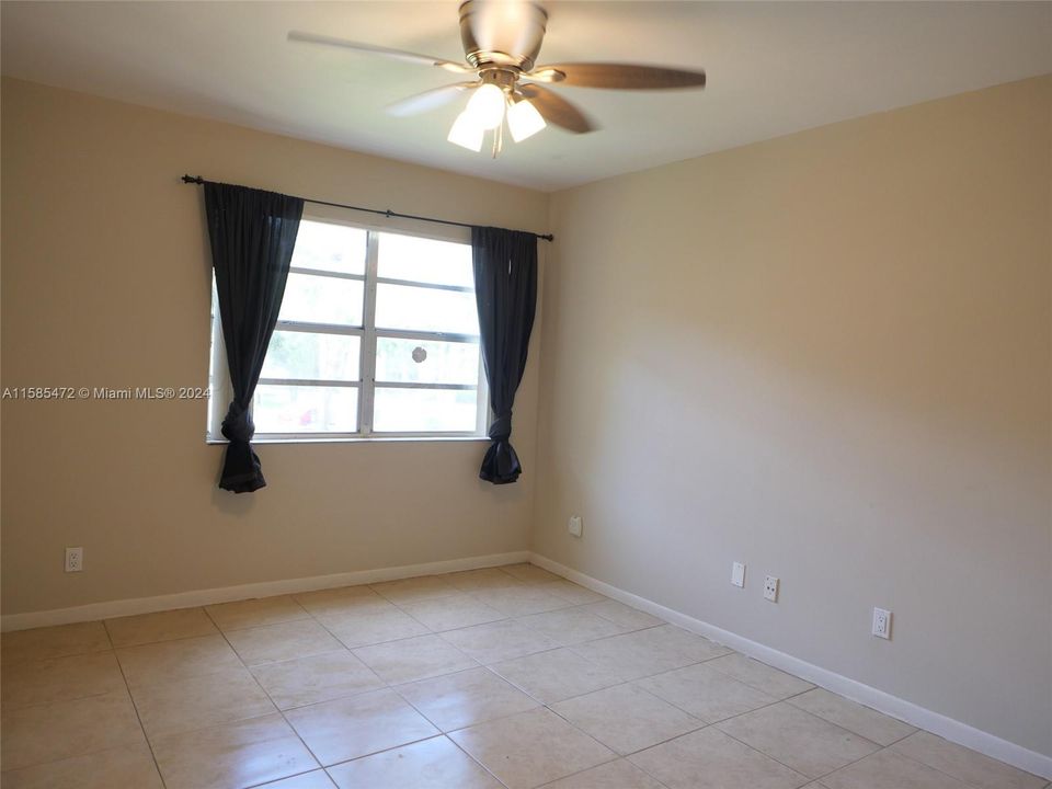 Active With Contract: $1,799 (1 beds, 1 baths, 808 Square Feet)