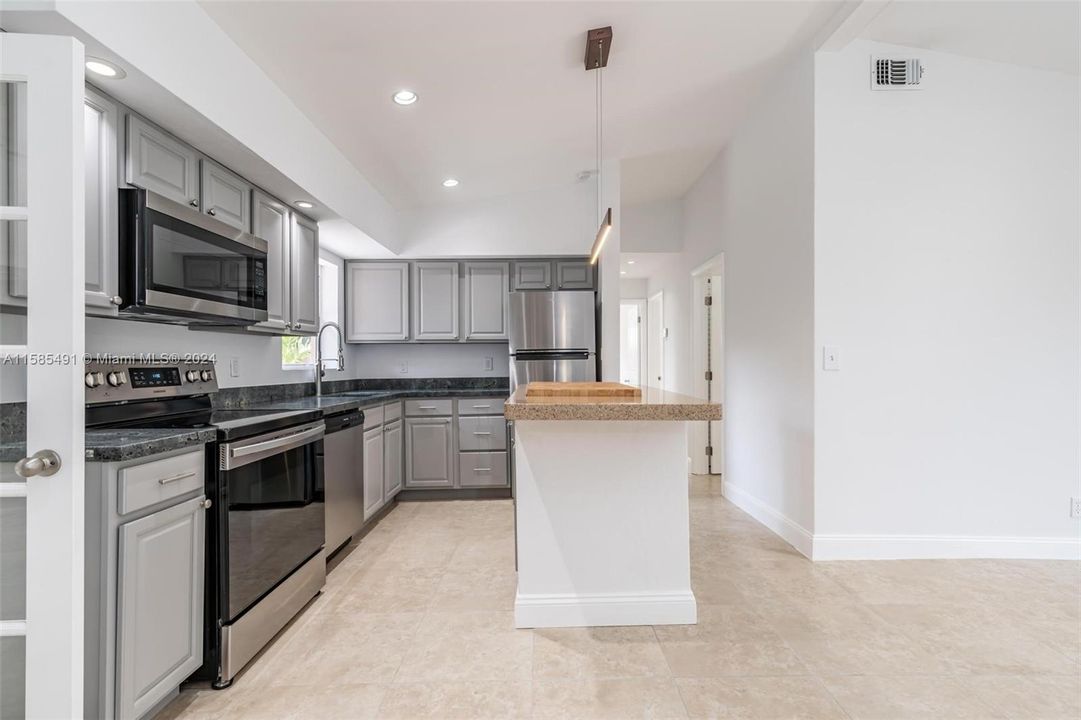 For Rent: $3,249 (3 beds, 2 baths, 1128 Square Feet)