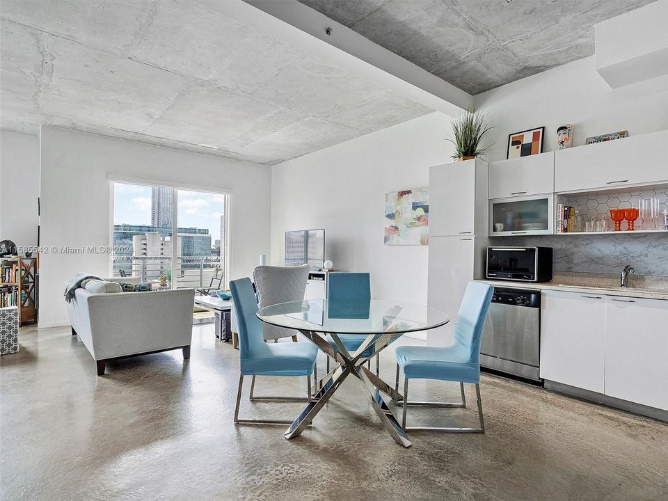 Active With Contract: $329,000 (1 beds, 1 baths, 685 Square Feet)