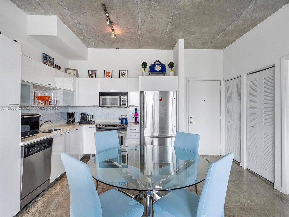 Active With Contract: $329,000 (1 beds, 1 baths, 685 Square Feet)