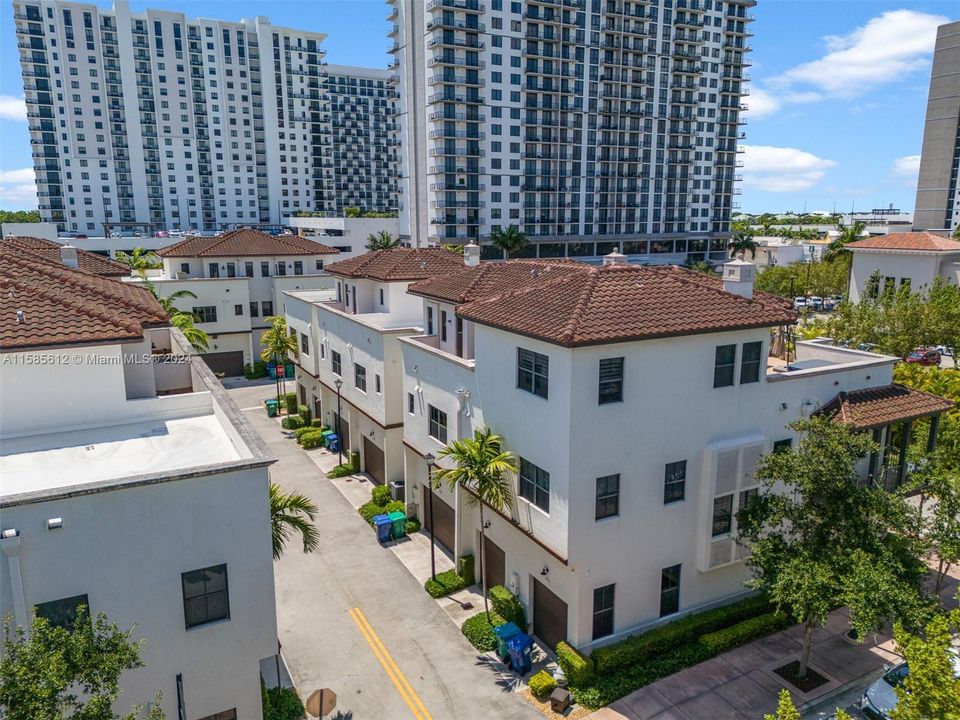 Active With Contract: $869,000 (3 beds, 3 baths, 2438 Square Feet)