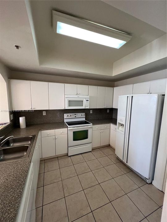 Active With Contract: $2,900 (3 beds, 2 baths, 1260 Square Feet)