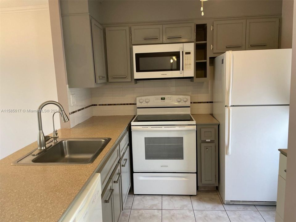 For Sale: $140,000 (2 beds, 2 baths, 870 Square Feet)