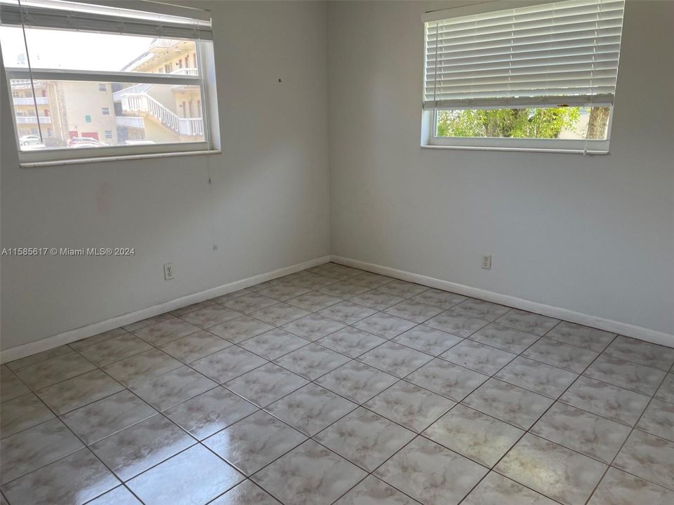 For Sale: $140,000 (2 beds, 2 baths, 870 Square Feet)