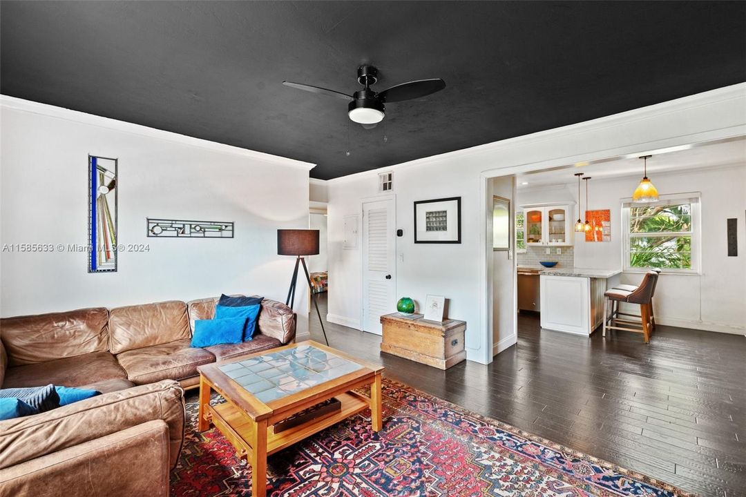 Active With Contract: $395,000 (2 beds, 1 baths, 800 Square Feet)