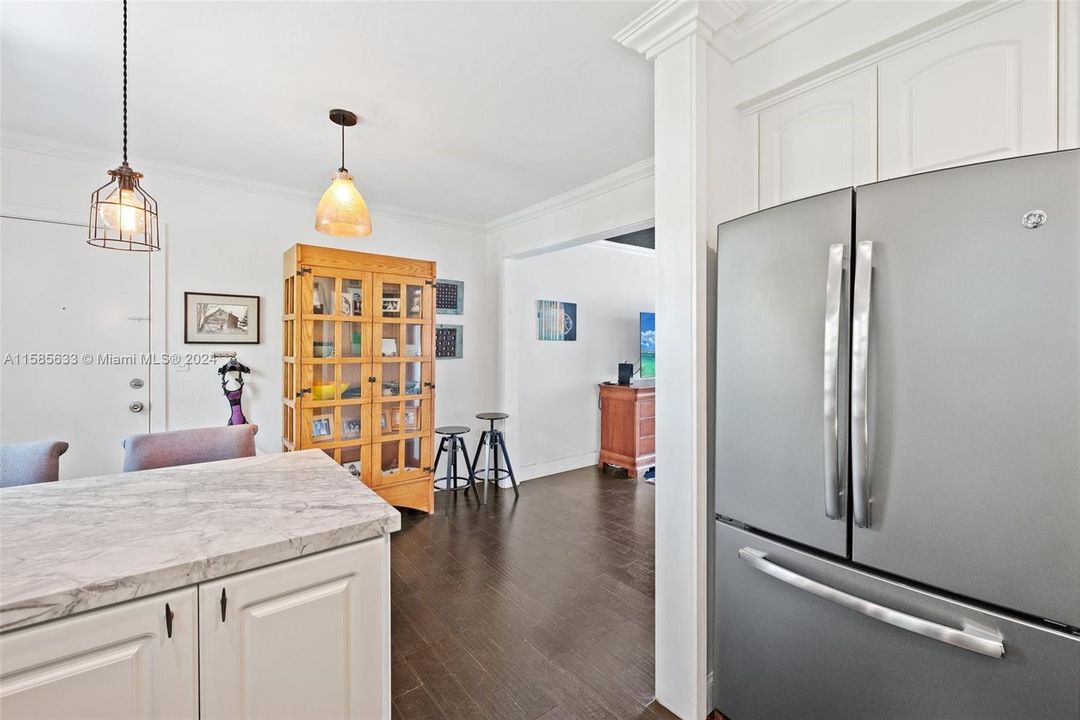 Active With Contract: $395,000 (2 beds, 1 baths, 800 Square Feet)