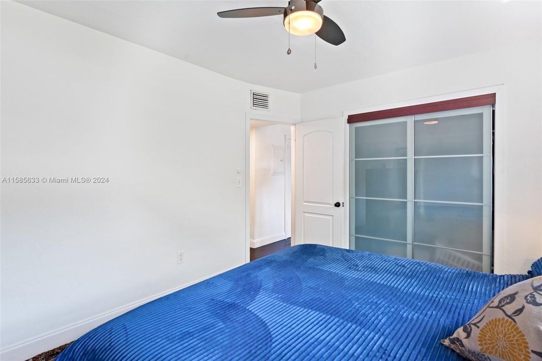 Active With Contract: $395,000 (2 beds, 1 baths, 800 Square Feet)