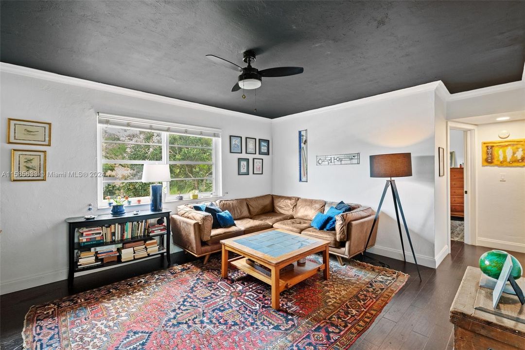 Active With Contract: $395,000 (2 beds, 1 baths, 800 Square Feet)