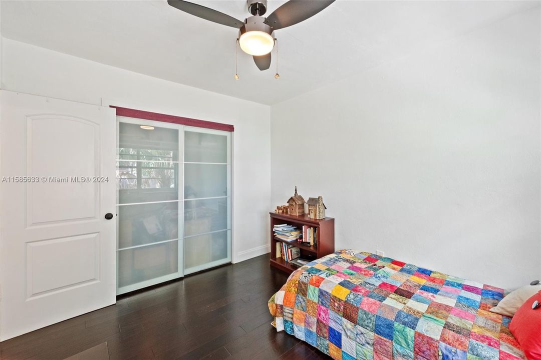 Active With Contract: $395,000 (2 beds, 1 baths, 800 Square Feet)