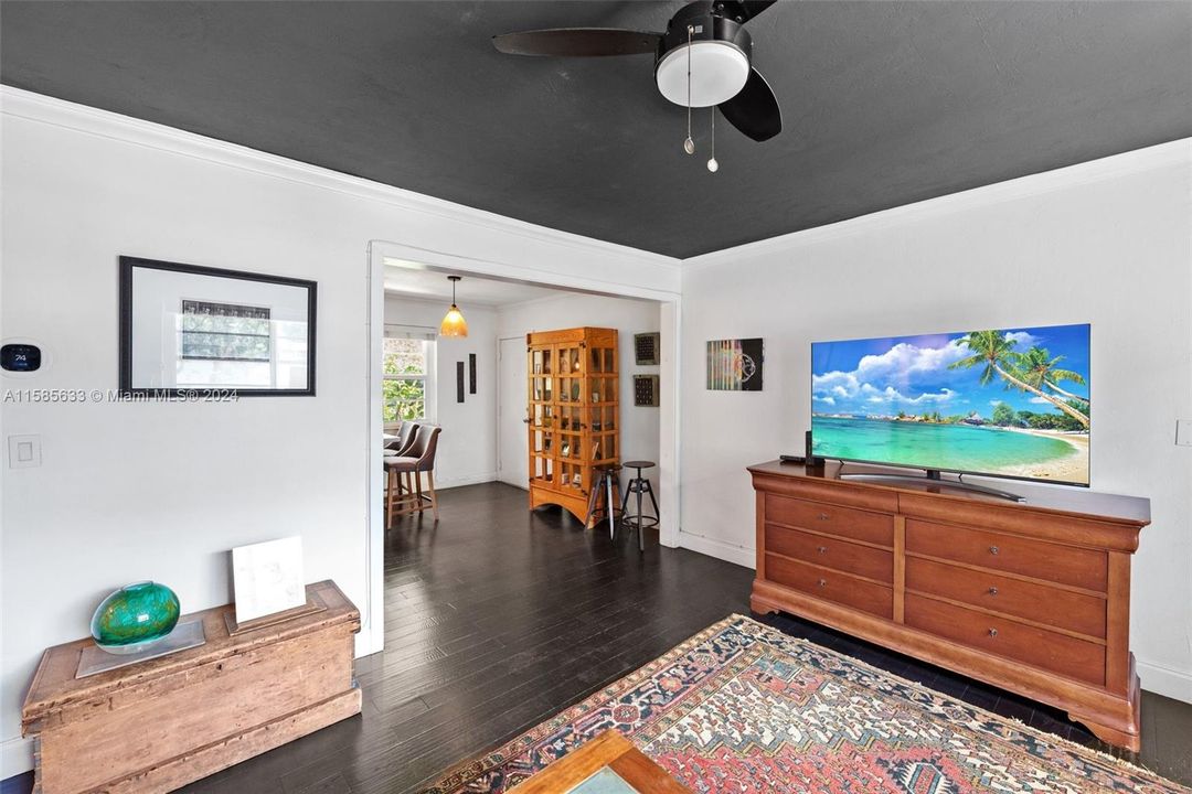 Active With Contract: $395,000 (2 beds, 1 baths, 800 Square Feet)