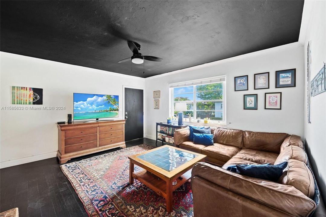 Active With Contract: $395,000 (2 beds, 1 baths, 800 Square Feet)