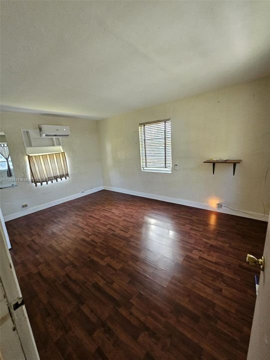 For Rent: $2,200 (2 beds, 1 baths, 829 Square Feet)