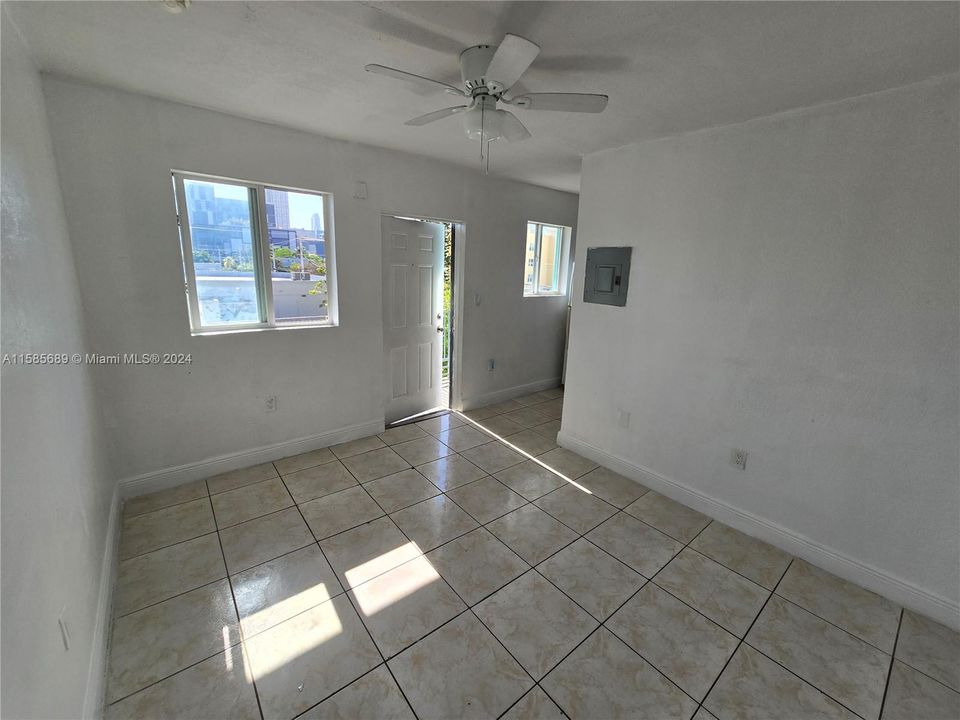 For Rent: $1,540 (1 beds, 1 baths, 420 Square Feet)