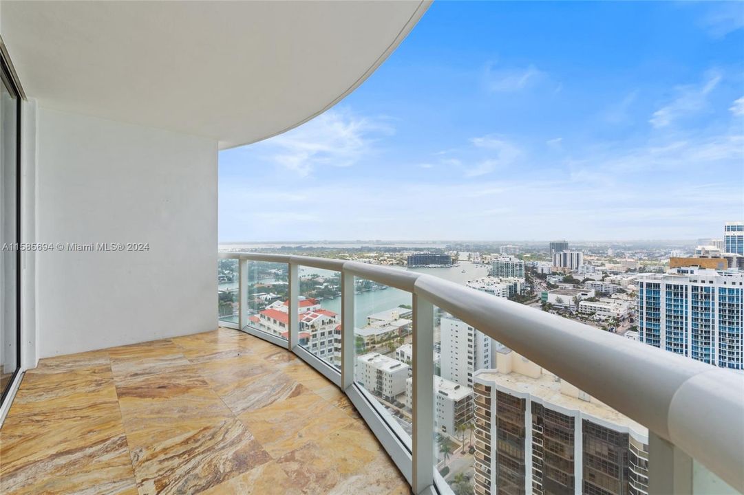 For Sale: $860,000 (1 beds, 1 baths, 808 Square Feet)