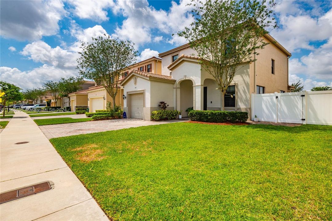 Active With Contract: $4,200 (3 beds, 2 baths, 1965 Square Feet)