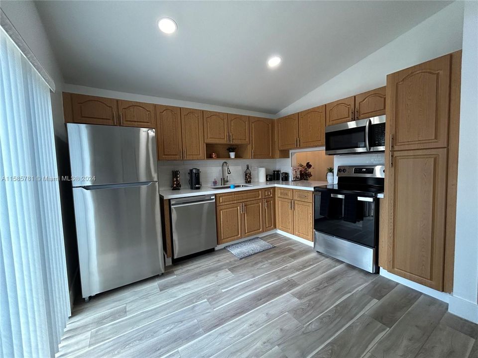For Sale: $279,700 (2 beds, 2 baths, 960 Square Feet)