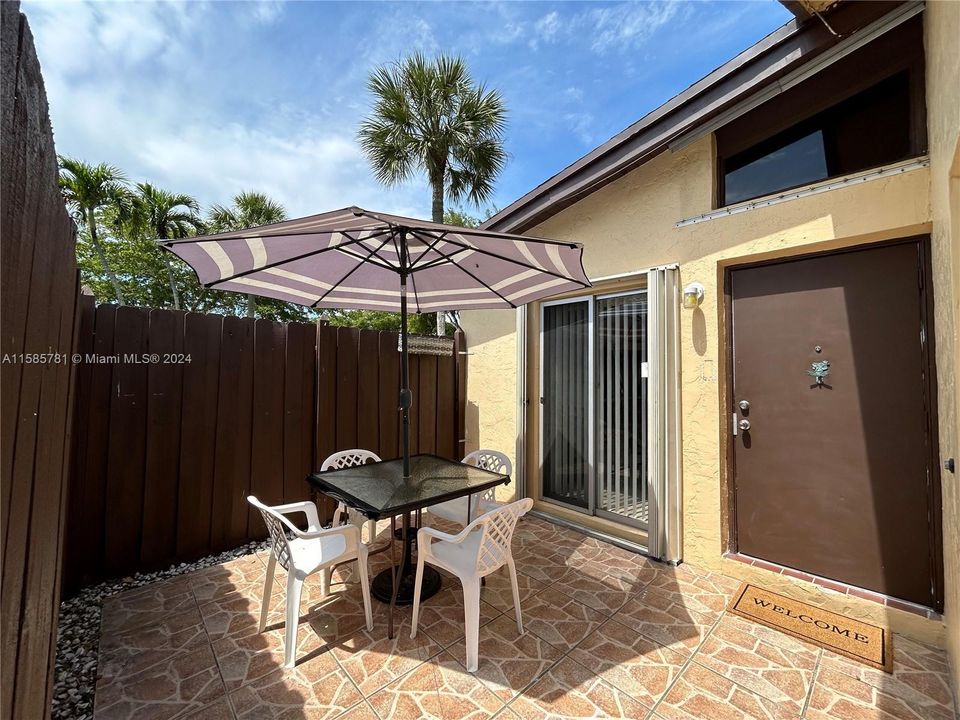 For Sale: $279,700 (2 beds, 2 baths, 960 Square Feet)