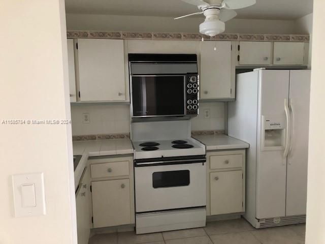For Rent: $2,200 (2 beds, 2 baths, 976 Square Feet)