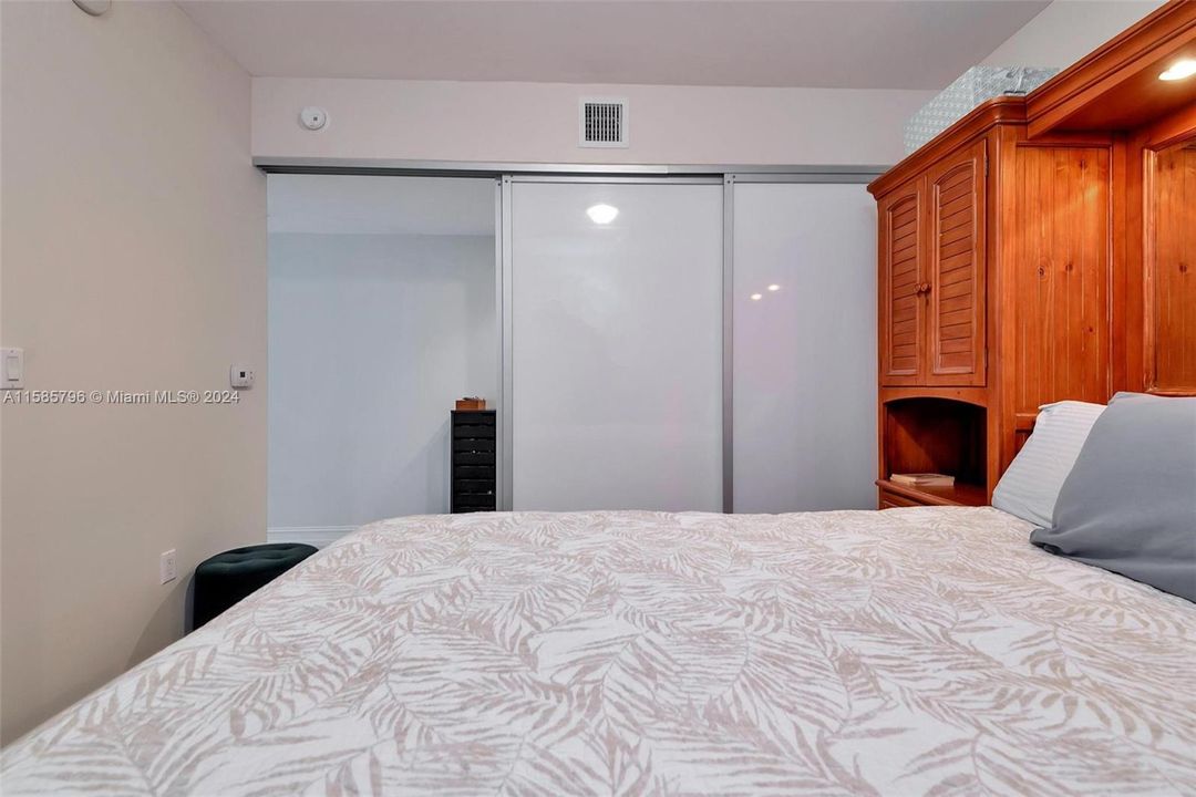 For Sale: $720,000 (1 beds, 1 baths, 844 Square Feet)