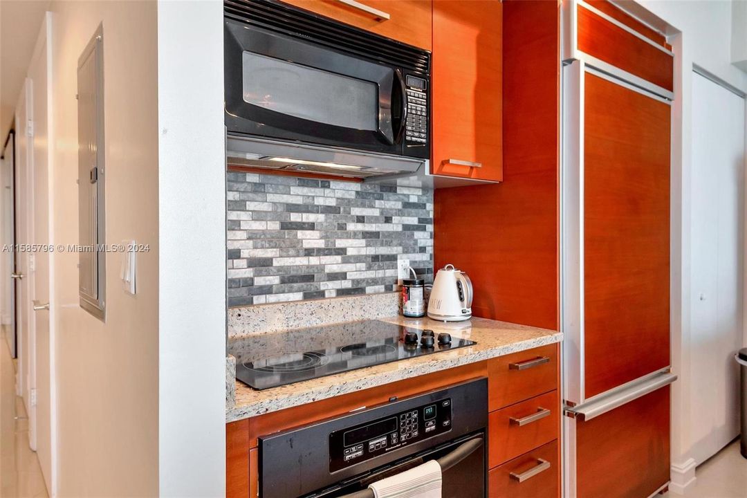 For Sale: $720,000 (1 beds, 1 baths, 844 Square Feet)