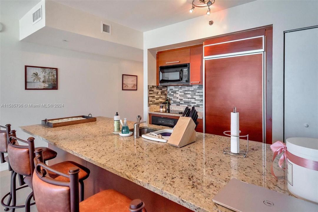For Sale: $720,000 (1 beds, 1 baths, 844 Square Feet)
