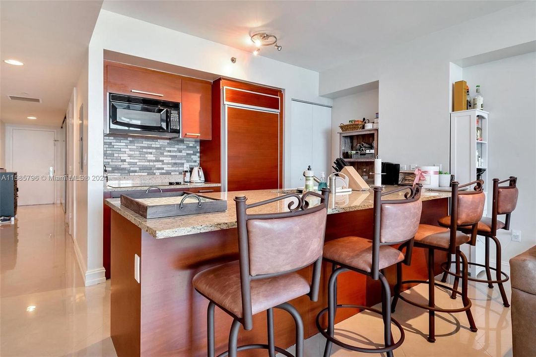 For Sale: $720,000 (1 beds, 1 baths, 844 Square Feet)