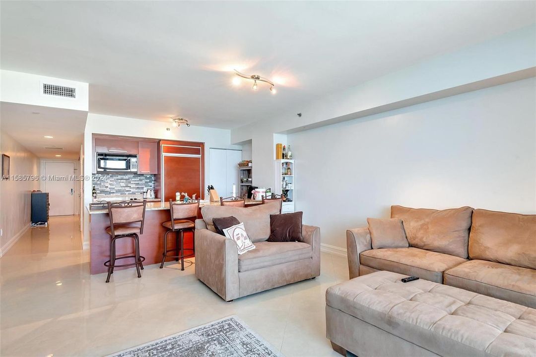 For Sale: $720,000 (1 beds, 1 baths, 844 Square Feet)