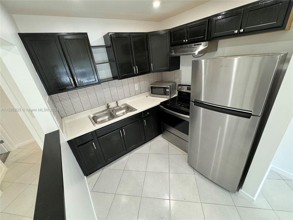 For Rent: $2,200 (2 beds, 1 baths, 742 Square Feet)