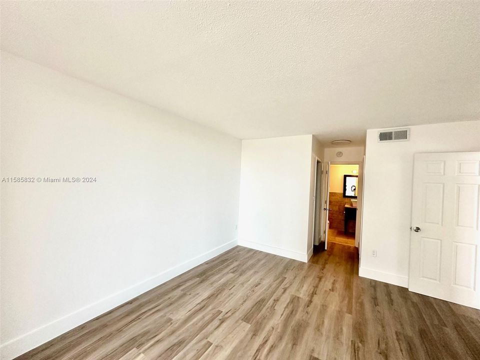 For Sale: $185,000 (1 beds, 1 baths, 801 Square Feet)
