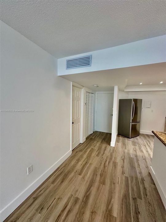 For Sale: $185,000 (1 beds, 1 baths, 801 Square Feet)