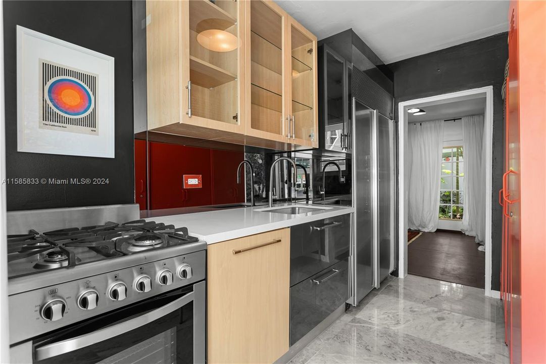 Active With Contract: $295,000 (1 beds, 1 baths, 650 Square Feet)