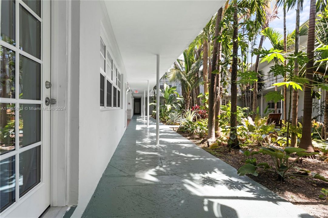 Active With Contract: $295,000 (1 beds, 1 baths, 650 Square Feet)