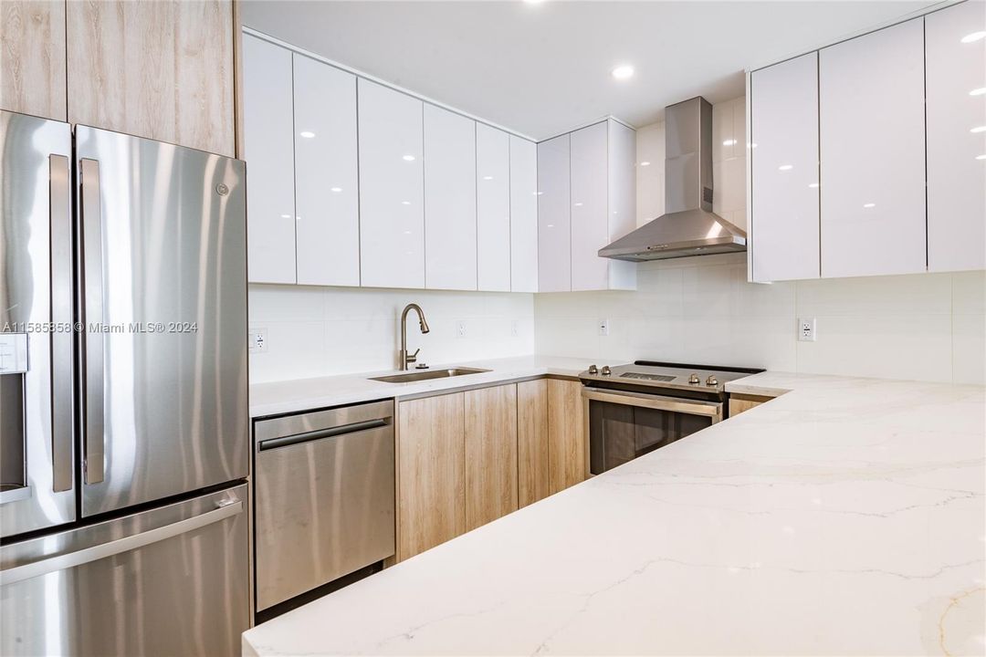For Sale: $549,000 (2 beds, 2 baths, 1005 Square Feet)