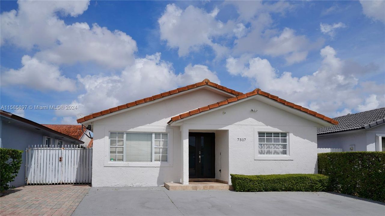 Recently Sold: $560,000 (3 beds, 2 baths, 1346 Square Feet)