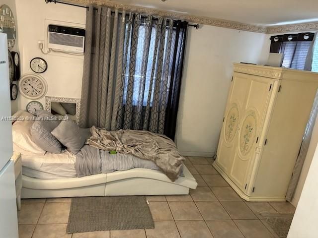 For Rent: $1,100 (0 beds, 1 baths, 1439 Square Feet)
