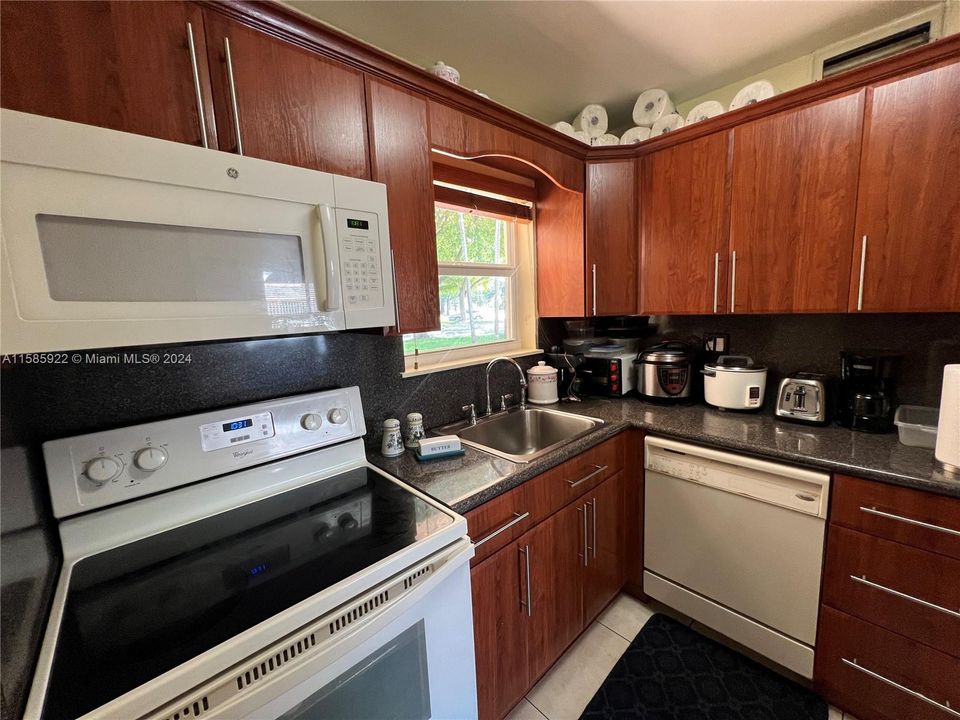 Active With Contract: $1,950 (1 beds, 1 baths, 700 Square Feet)