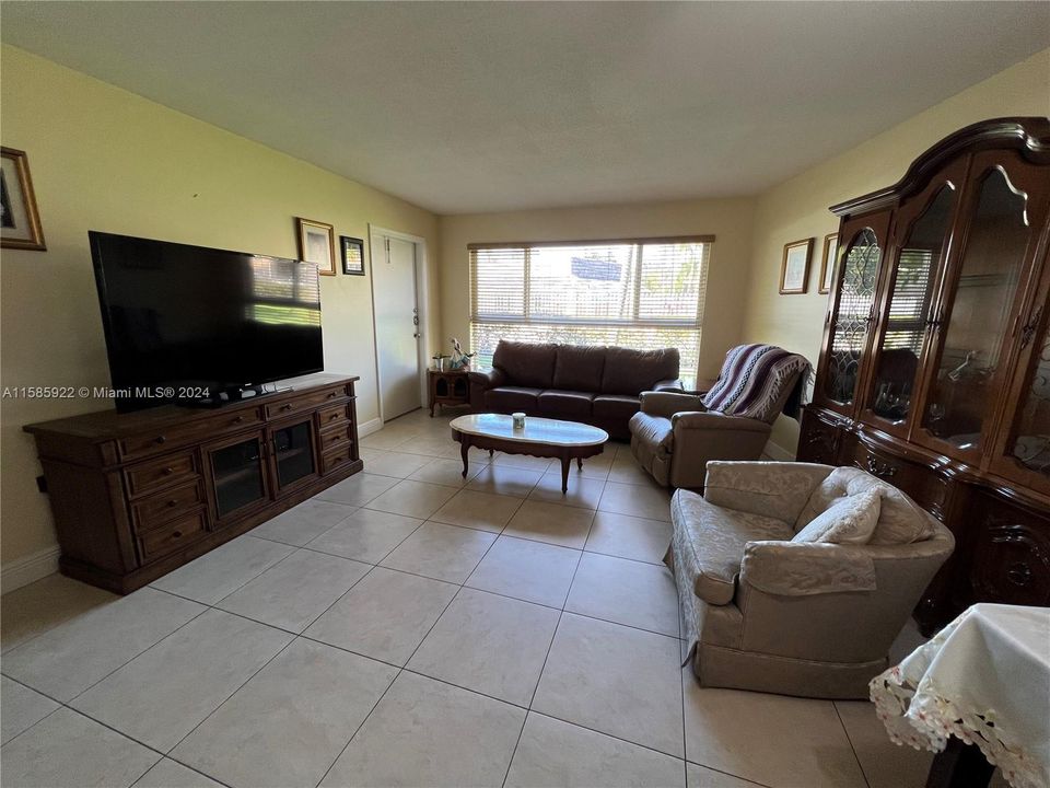 Active With Contract: $1,950 (1 beds, 1 baths, 700 Square Feet)