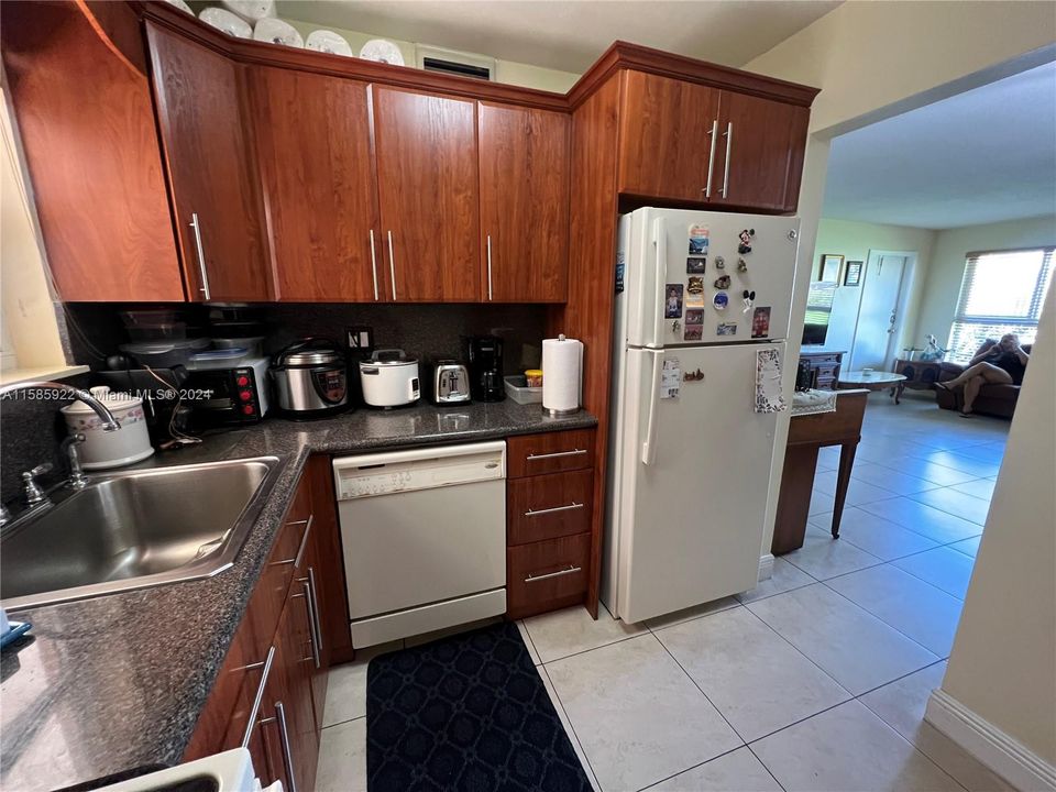 Active With Contract: $1,950 (1 beds, 1 baths, 700 Square Feet)