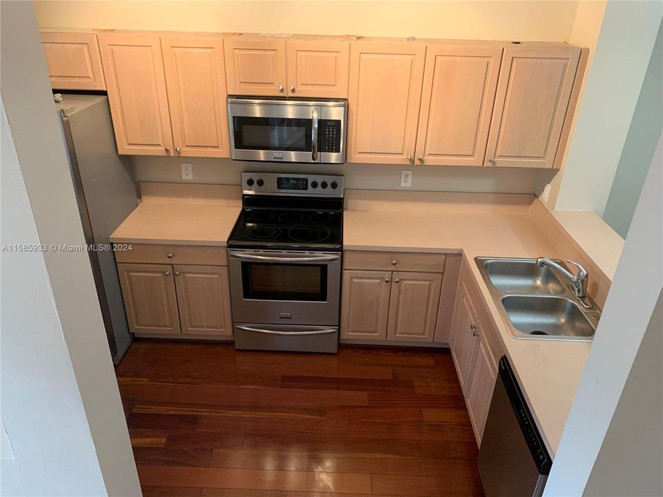 Recently Rented: $2,500 (2 beds, 2 baths, 1120 Square Feet)