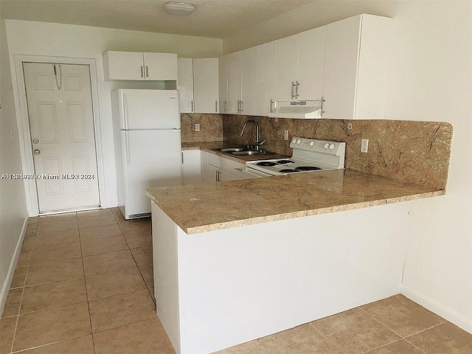 Active With Contract: $2,000 (2 beds, 1 baths, 895 Square Feet)