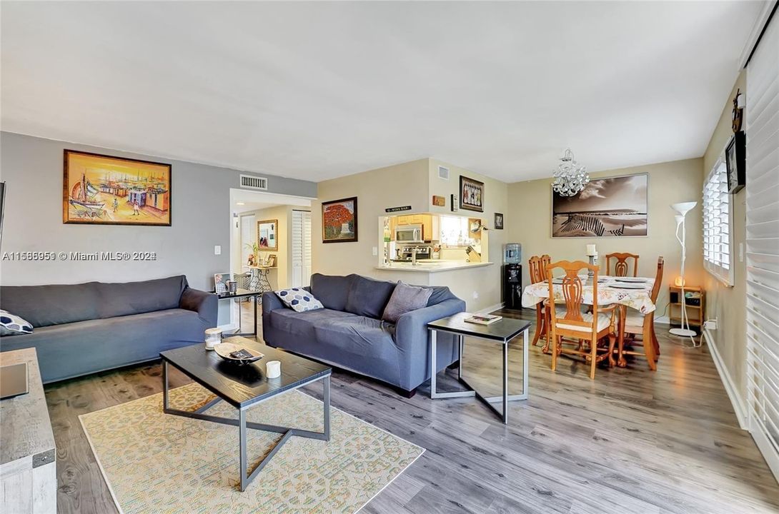 Active With Contract: $3,000 (3 beds, 3 baths, 1662 Square Feet)