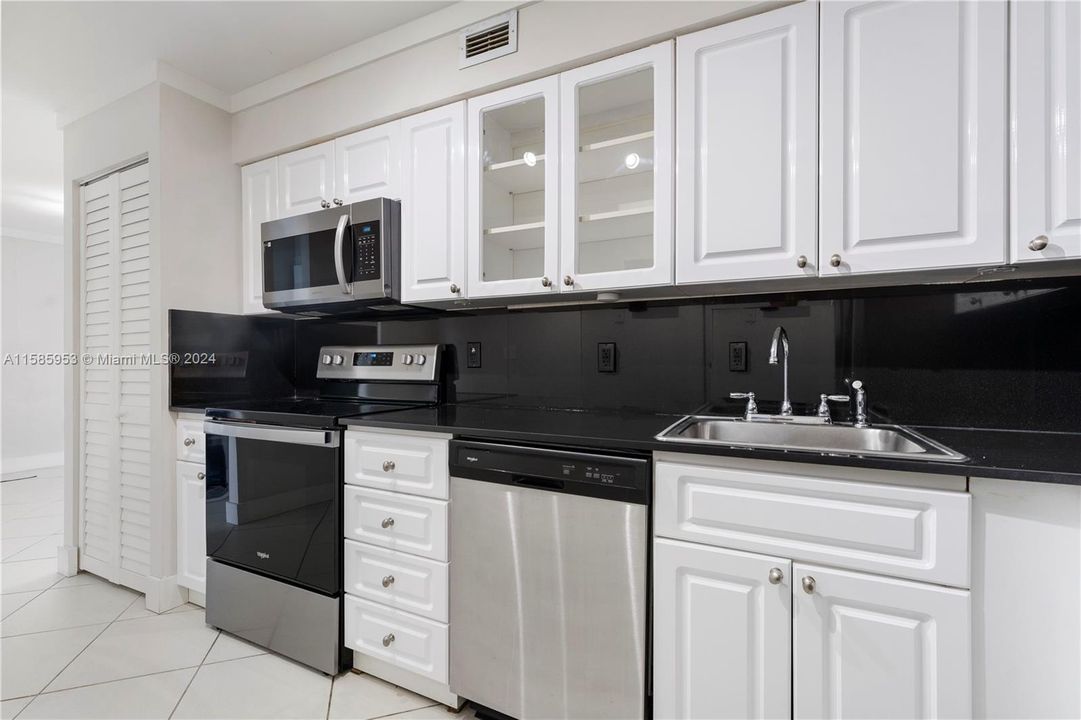 For Rent: $2,500 (1 beds, 1 baths, 910 Square Feet)