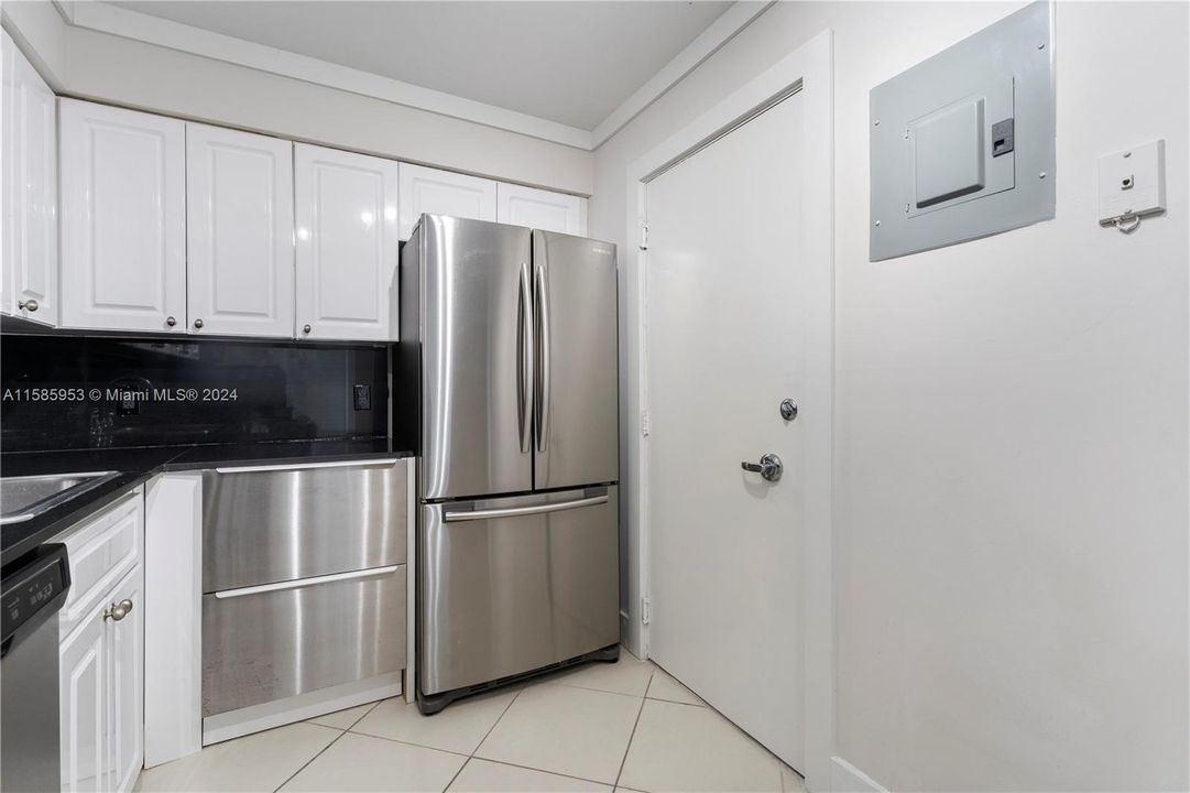 For Rent: $2,500 (1 beds, 1 baths, 910 Square Feet)